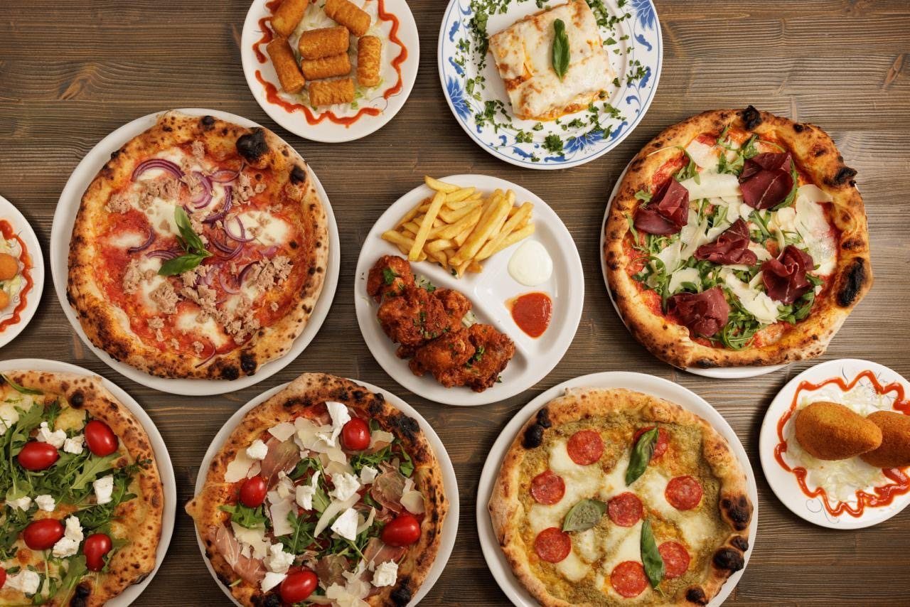 Pizze, fritti e kebab di Bella Napoli sul tavolo